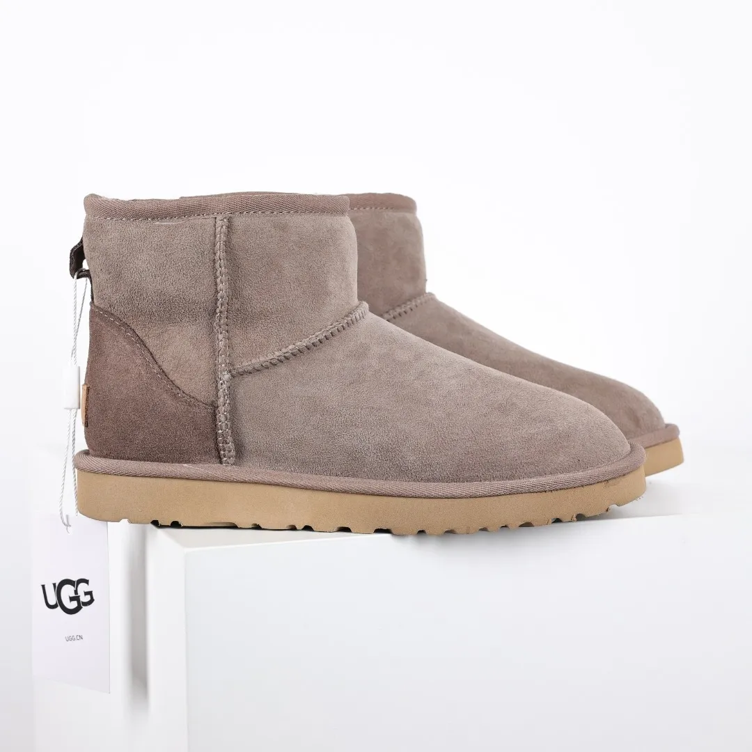 Pick up locally 💰540 Core recommendation Good price Cashmere insoles are a very suitable choice for keeping warm in winter and at home. In the new year, uug launched a series of styles, which are partial to the preferences of young consumers and have also moved to the forefront of fashion trends. Shoe body material Water-repellent coated suede upper 17mm UGGPURE™ implanted wool insole Lightweight non-slip comfortable rubber outsole With brand LOGO Trademark Comes with a full set of packaging Size: 35 36 37 38 39 40 41 42 43 44